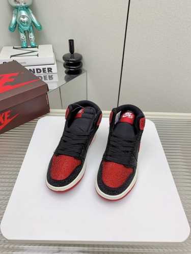 出厂 高版本 Air Jordan 1 Mid不掉钻的钻鞋，耐克乔一钻石鞋让鞋迷大开眼界，各种意想不到的设计创意，钻石配色方案给大家带来了很多惊喜，隐匿于鞋帮处