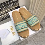 DIOR 5 新品厚底木底拖鞋_________________________以灵动活力，尽展本季时尚格调！木饰洁构更添摩登风采+经典品牌标识装饰，一展精致的