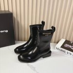 Alexander Wang 亚历山大 王 2024秋冬新品 纽约时装周大王字母靴上新 Ins风格新款推出 使用了大王经典方跟简洁风，讲究线条的设计理念，女王风