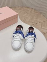 时尚必备 Miumiu 真皮绑带滑板底休闲半拖鞋 这款 Miumiu 休闲鞋简直是时尚界的宠儿！ 采用优质牛皮面料，触感柔软，质感十足。 独特的绑带设计，增添了