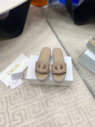 代购级拖鞋P340 dior 迪奥 25Ss 春夏新款 Ivieta Dway 果冻色平底一字拖鞋 凉鞋 Cd字母Logo立体刺绣厚底圆头露趾拖鞋 原版开发市面