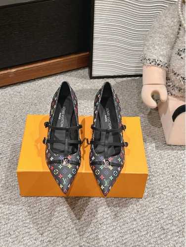 顶级品质 louis vuitton ss25 new arrival～LV.2025春夏系列｜尖头高跟鞋新品鹰嘴小尖头搭配镂空皮条小方扣可调节松紧，Lv五金