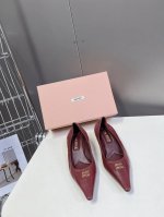 MIUMIU缪缪春夏秀款时装鞋 真的好仙好美，小尖头设计风格，时尚简约，增高又百搭，上脚超好看，～实物真的超美！追求质感和春夏明亮色系的组合 脚感非常舒适LOO