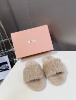 Miumiu代购级独家首发100%纯羊毛鞋 新季的潮流要素 与此刻挚爱的概念，多元对撞，传达现代风格~ 怎么穿都好看！时髦精最爱 上脚超级舒服 面料：进口澳洲加
