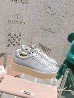出厂价 Miumiu25早春休闲 运动小白鞋 国内外博主刷爆的一款，小红书种草系列，复古又时髦上脚美炸了 简约的运动设计，减龄又增高打造佛系甜美的休闲风 上脚气