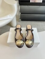 Gianvito Rossi金属圆头装饰中跟单鞋 金色五金配件简约高级，粗跟十分友好，好穿舒适 搭配长裤和优雅的裙子都是不错的选择，百搭不出错 跟高：4.5Cm
