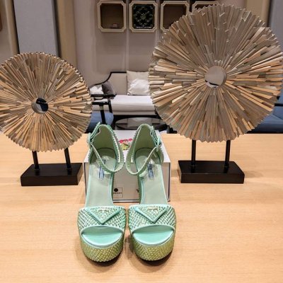 防水台烫钻系列 顶级包装配套最高版本 PRADA 2024普拉达春季 最新款且超级爆系列爆品，烫钻鱼嘴中空水台凉鞋系列。 春夏新品， 顶级版本 实力来袭！ 烫彩