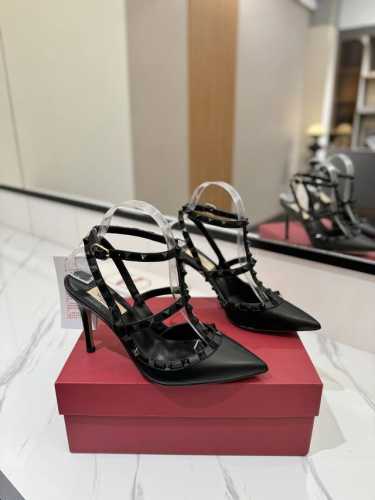出厂价： Valentino 华伦天奴铆钉 VT经典环绕踝脚带铆钉凉鞋，历久弥新深入人心永不过时的必备单品顶级复刻！侧身弧线完美，原版开模定制不生锈铆钉 特别有