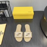 出厂:380《独家顶级版本》 f*Endi芬*迪24春夏秀场新款凉鞋系列…… 【圆头F扣平底毛拖】 每年必备Ff拖今年还加了新的系列，美到无法言喻 绝好的穿着舒
