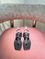 出 * 25新款钻扣夹脚人字拖 夏日感满满的夹板小凉鞋今年超流行的夹板小凉鞋超舒服凉快呀！满载巴黎的欧式风情 这个品牌真的会拿捏少女的心 鞋头上的方形钻一看就大