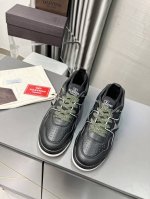 valentino专柜同步弹力袜子新款 最高端出厂价 : 专柜最新情侣款，休闲运动鞋 ， 1:1原版开发，全采用原版一致材质的材料，油边工艺。 独家采用专柜一致