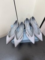 prada 25Ss 早春新款绝美尖头跟鞋 时尚界久违的极简之美 经典时尚配色 毫不费力的优雅风来袭 时髦 精致 绝美 包头尖头 开边珠外穿时尚气质简约新款日常