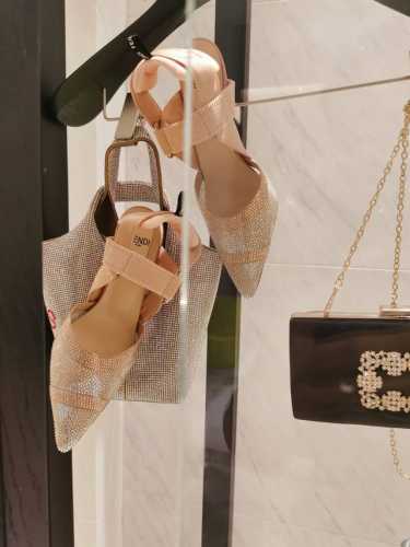 春夏季新款顶级品质 F家经典完美版型，自从fendi 推出这个版型以来，一直都受到国内外明星、达人的宠爱，当然也包括喜爱它的粉丝们！款式设计新颖，材质也非常多元