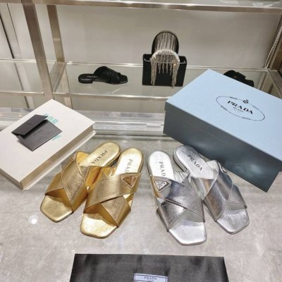 Prada普拉达交叉平底拖鞋专柜最新款意大利原版入手 奢艳华丽.细节完美. 上脚可任意配搭春夏的美饰服丽精耐致看. 完美上脚更是高人一等. 出厂价 面料:小牛皮
