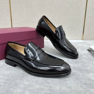 sf家新品 菲拉** 专柜同步新款便鞋 官方售价 Rmb ,950 可休闲可正装男士乐福皮鞋 经典造型体现正装时髦魅力，全新设计的比例更显现代风格。这款乐福鞋以