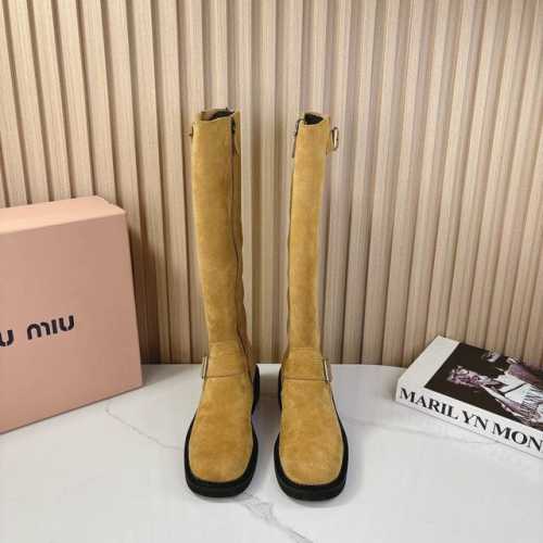 Miumiu缪缪2024Vs秋冬最新走秀爆款系列 今年最值得入手的靴子 没有之一！超多网红明星上脚 。Miumiu今年秋冬确实泰酷辣，采用进口小牛皮，让看起来更