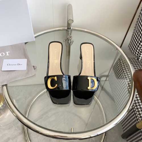 Dior迪奥cd 新款字母粗跟拖鞋 顶级品质 凉鞋一直都是夏日必备款经典耐看超级精美好看，洋气吸睛，回头率爆表休闲且不失时尚 材质：对版漆皮牛皮面料，羊皮内里