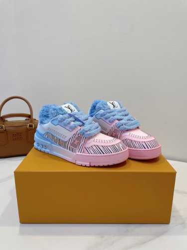 Lv Trainer Sneaker 一如继往的给足安全感，实物比图片更好看更精致！梦中情鞋击败～99% 多巴胺百搭，糖果色系真的好甜 元气度满满的 奢华品质，