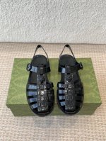Gucci春夏新款 双G果冻凉鞋 TPU材质。专柜购买原版 ，所有细节、材料 ，全部跟你在专柜买到的都一样 ！模具耗时一个半月，一对鞋子的模具重达1吨！真正能做
