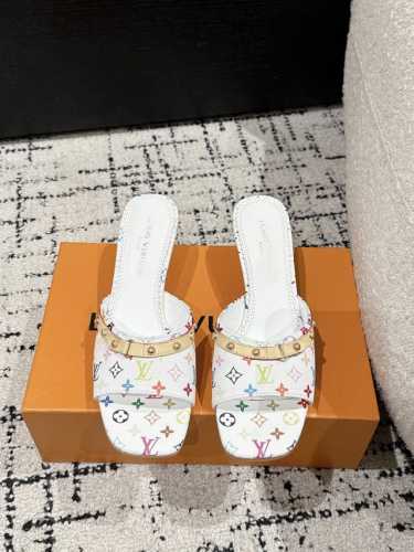 Louisvuitton 25 春夏新款 黑白三彩猫跟矮跟 凉拖 很难不怀疑是不是借鉴了唐朝的唐三彩作为基础，创新成Lv经典标志Logo，采用彩色以及鞋面的大面
