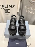 高版本出厂 Prada 普拉达24Ss夏季新款魔术贴厚底沙滩勃肯凉鞋 这个鞋型真的属于经典不会过时的设计而且符合当下大家这种追求舒适，健康的穿着理念，被很多国内
