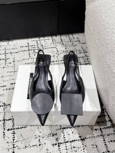 Jacquemus 25 春夏最新 Les 尖头 鸳鸯扣 高跟鞋 几何图形设计 圆扣 方扣 新颖时尚大方，性感不失优雅，很显脚部线条，附有骨感美的视觉效果，非常