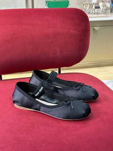 真丝面 miumi u ss25new arrival～miu家显嫩神器，穿起也太舒服了真丝和羊皮鞋面的质感都超好特别仙女♀羊皮内里 羊皮垫脚，意大利进口牛皮底