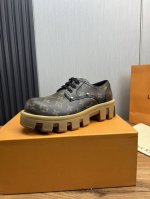 工厂价 LV.Checker 男士及踝靴 亮相于路易2024 春夏男装秀场，以正绒面牛皮革演绎多元风尚。鞋面品牌monogram压纹，厚实而轻盈的橡胶外底援引工
