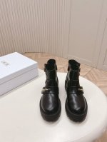 短靴款 高靴 Di0R 迪奥 秋冬新款短靴 高版本 Dior 标志字母靴子 彰显经典设计。经久不衰的马靴造型，采用柔软的黑色牛皮革制作，打造休闲又不失优雅的风格