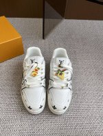 520 扣子40Lv Tarine 路易威登L家运动鞋 滑板鞋 情侣款 原版购入开发 做货 本款Lv Trainer 运动鞋选用牛皮革塑造繁复鞋面，需要数小时的
