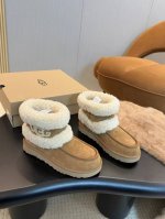 甜甜圈可爱雪地靴短靴，时尚感满满～靴筒的毛边logo既时尚又可爱。秋冬必备保暖神器～ 颜色：黑色 栗色 码数：35-40