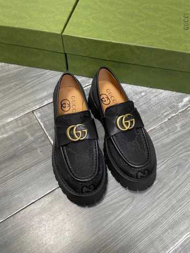 Gucci 最新最火爆的双G扣英伦学院风复古厚底乐福鞋各地专柜纷纷卖断货的一款 最近厚底单鞋都很火爆 就是因为好显瘦 搭配G家标志性的铜制扣 后跟部分3D电脑刺