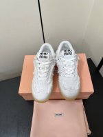 Miumiu 24新款乞丐休闲鞋 Miu Miu 缪缪大秀上爆出的这双流苏乞丐球鞋 后全球各大代购官网火爆上市. 仿旧复古破碎的毛边很随意不羁又能体现单宁美感，
