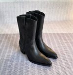 强荐自购正确版本出厂 MIU MI* * 24春夏西部牛仔骑士靴 做旧短靴黑棕双色 走秀图频频出现在各大时装杂志封面 张元英等各路明星订货会试穿订购所见即所得闭