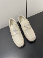 Prada普拉达三角标乐福鞋 原版1:1定制，今年最潮的三角标一脚蹬英伦风复古情侣小白鞋，众多网红上脚，这款鞋，牛皮拼色，注塑三角字母logo工艺，今年非常爆，