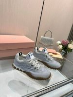 缪缪春夏新款 饼干鞋 阿甘鞋休闲运动鞋 Miumiu最新爆款 前卫大胆的设计，Miu Miu风格融于此款厚底帆布运动鞋的简约线条， 别致徽标饰于鞋舌与背面，点缀
