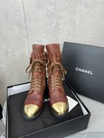 出厂 Chanel 顶级版本经典达拉斯短靴复古擦色机车短靴！ 材质:鞋面采用头层胎牛皮 内里垫脚水染羊皮 原版五金logo开模定制 大底采用原版一致意大利皮底