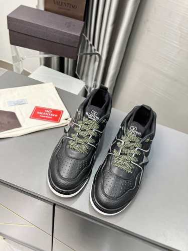 valentino专柜同步弹力袜子新款 最高端出厂价 : 专柜最新情侣款，休闲运动鞋 ， 1:1原版开发，全采用原版一致材质的材料，油边工艺。 独家采用专柜一致