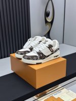 工厂直销 顶级版本 LV-路易威登-经典走秀新款空胶工艺 原版1：1开发复刻！！上脚非常舒适 奢侈用料，做工精细，中底印有欧洲制造英文字母鞋面由意大利进口小牛皮