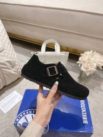 2024早春博肯鞋 Birkenstock 是一种德国品牌的鞋履，Birkenstock创立于1774年，以其特别的外观设计和舒适的穿着感，而闻名于世，采用了可