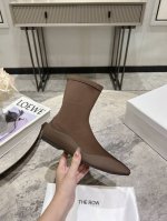 顶级品质the Row 新款小众法式弹力过膝袜靴hereu 本季最爱的莫过于新款 Alaro，深咖色质感太好了，原图就已经非常美，实物上脚更是好看又百搭。 弹力