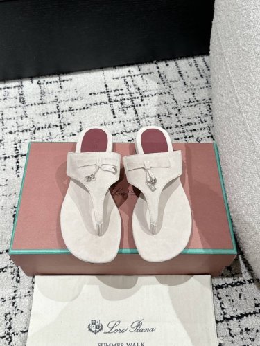 顶级版本 代购级 Loro Piana L 新款英伦夹脚拖鞋 凉鞋 咱家做是全羊京 不是市场磨砂材质哈 原来这就是传说走两万步都不会累脚的夹脚凉鞋把颜值和脚感都