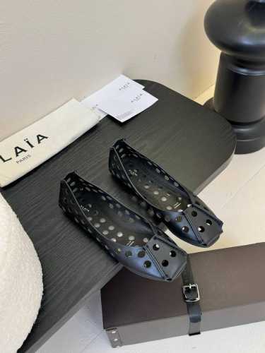 Alaina 阿莱亚25ss早春新品 方头 镂空 平底凉鞋这一季的鞋履全新视觉体验 俏皮搭配 显得酷酷的真是绝美 鞋柜必备的时尚单品。面料采用进口小牛皮 内里垫