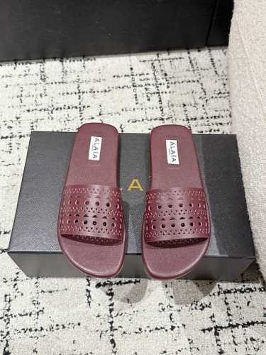Alaia 阿莱雅 25Ss春夏新款 冲孔 雕花 平底 拖鞋 这品牌这不用多说，是近两年最火之一的品牌，几乎博主人手一双！ 春天的季节就要到了，推荐这款随性又不