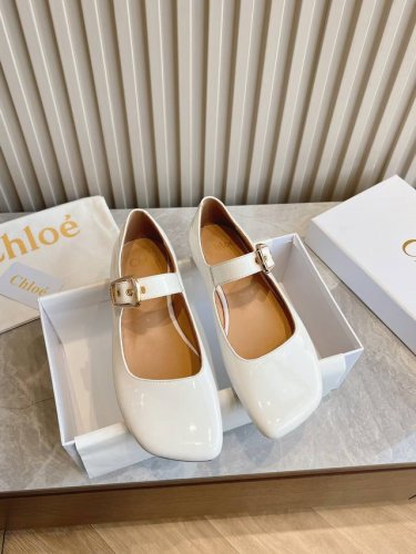 出厂 顶级版本Chloe 克洛伊全新 25Ss 宽头小单鞋震撼登场！这款小单鞋脚感轻盈舒适，完美融合时尚与舒适面料：采用进口漆皮 羊皮内里鞋底：真皮大底，舒适耐