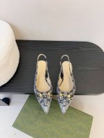 Gucci 古驰系列凉鞋女鞋原版1：1开发，精心调制的鞋楦，皮料 特殊材料按原版开发.扣件细腻到无可挑剔！ 鞋面：品牌字母布料 烫钻内里：羊皮 大底：真皮大底码