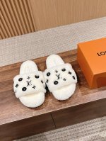 路易威登秋冬 经典羊毛拖鞋新品 羊毛材质保暖又舒适，踩云朵般的感觉～ 羊毛提花logo，简约大气，搭配指数极高 随意上脚都很好看～冬季必备穿搭时髦单品！ 发泡鞋
