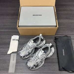 690 纯原版本Balenciaga巴黎世家 3Xl扣式绑带 圆头系带 低帮 老爹鞋 银灰 在延续 Track Trainer 户外轮廓和复杂鞋面结构的同时，新