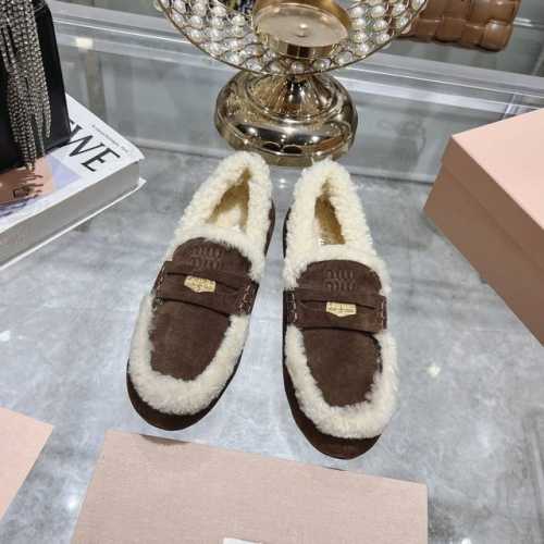 出厂 Miumiu缪缪乐福鞋2024秋冬新款棉鞋毛毛单鞋来自miu Miu系列的细节特写 新季的潮流要素 豆豆鞋 复古时尚 简约高级 随意搭配 上脚非常舒适 与