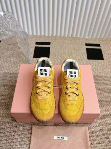 MiuMiu缪缪25ss春夏新款 饼干鞋阿甘鞋休闲运动鞋miumiu最新爆款前卫大胆的设计，miu miu风格融于此款厚底帆布运动鞋的简约线条，别致徽标饰于鞋舌